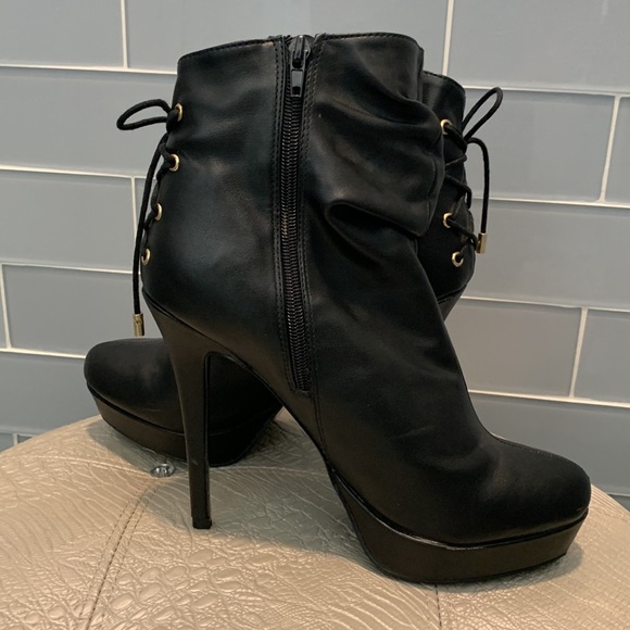 Thalia Sodi Honra Round Toe Ankle Boot; 10M - Picture 3 of 5